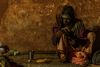 India
Varanasi

Ancor prima dellalba, dipingendosi il volto, un Sadhu si prepara a trascorrere la propria giornata lungo le scalinate (Gaths), che dalle strade di Varanasi discendono verso il Gange.
I Sadhu sono personaggi presenti in India ed in Nepal oramai da migliaia di anni, e possono essere paragonati agli sciamani delle tradizioni occidentali. Essi per raggiungere il Moksha (la fine dell'illusione, Maya, e la fine del ciclo delle reincarnazioni) scelgono una vita di santit, in modo da raggiungere la dissoluzione nel divino e la fusione con la coscienza cosmica. 
Sono considerati dalla gente come gi morti e, pertanto, altamente rispettati. Quando muoiono, infatti, vengono sepolti e non cremati perch, per il mondo, la loro morte e il loro funerale sono gi virtualmente avvenuti. Rinunciano a ogni legame familiare e sentimentale, al possesso di alcunch, vivono prevalentemente in solitudine, di elemosina e impiegano il loro tempo nella devozione verso la divinit da loro scelta. 
